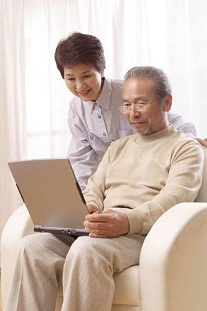 今年流行のがま口タイプの長財布をどうぞ